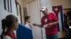 Hombre visita las urnas en La Habana el 26 de marzo de 2023. (AP/Ramón Espinosa).