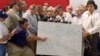 Hermanos al Rescate ofreció una conferencia de prensa un día después del derribo. En la foto muestran en un mapa el lugar donde fueron pulverizadas las avionetas por cazas cubanos.