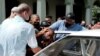 Un hombre es detenido en las protestas antigubernamentales del 11 de julio de 2021.