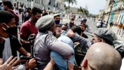 Un hombre es arrestado durante una manifestación contra el gobierno de Miguel Díaz-Canel en La Habana, el 11 de julio de 2021.