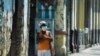 Una mujer con su bolsa de los mandados en una esquina de La Habana. (Yamil Lage/AFP)