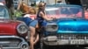 Foto Archivo. Una turista posa para una foto en La Habana Vieja. YAMIL LAGE / AFP
