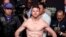 El boxeador Saúl "Canelo" Álvarez posa en la balanza durante su pesaje con Julio César Chávez, Jr., en el MGM Grand Arena en Las Vegas, Nevada.