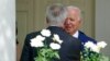 El presidente Joe Biden, a la derecha, habla con el líder de la minoría de la Cámara de Representantes, Kevin McCarthy, de California, a la izquierda, en la Casa Blanca en Washington, el lunes 26 de julio de 2021. (Foto AP / Susan Walsh)
