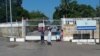 Familiares esperando visita en El Vivac de La Habana. Foto de Abraham Jiménez Enoa