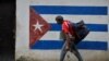 Los casos de coronavirus se multiplican por cientos en la capital cubana. (YAMIL LAGE / AFP)