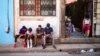 FOTO ARCHIVO. Cubanos revisan la Internet desde sus celulares. Los estafadores de trámites migratorios a EEUU a menudo usan las redes sociales, el correo electrónico o hacen llamadas telefónicas para llevar a cabo sus fraudes.