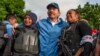 En esta fotografía del 13 de julio de 2018, la policía nicaragüense se toma una foto con el presidente Daniel Ortega, luego de semanas de disturbios en Masaya, Nicaragua. (AP / Cristóbal Venegas).