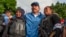En esta fotografía del 13 de julio de 2018, la policía nicaragüense se toma una foto con el presidente Daniel Ortega, luego de semanas de disturbios en Masaya, Nicaragua. (AP / Cristóbal Venegas).
