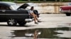 La mayoría de los taxistas privados o boteros trabajan en carros americanos de los años cincuenta y viejos autos de fabricación soviética. (Yamil Lage/AFP/ Archivo)
