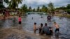 Cubanos disfrutan de la playa en Mayabeque a pesar del COVID-19