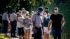 La policía vigila una cola en una tienda de La Habana que oferta productos en dólares. (AP/Ramón Espinosa)
