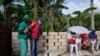 El curandero Jorge Goliat ayuda a un paciente en La Habana. (Alexandre Meneghini / Reuters).