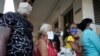 Residentes de La Habana se aglomeran en un mercado para adquirir alimentos, a pesar de los riesgos de contagio por el coronavirus.