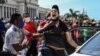 Un joven manifestante arrestado con violencia durante la protesta pacífica.