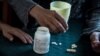 Paciente con sida, toma sus medicamentos en su casa en Pinar del Río, Cuba, el 20 de abril de 2017. ADALBERTO ROQUE / AFP