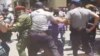 La policía arresta a los manifestantes en la protesta de la calle Obispo, el 30 de abril.