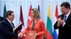 Bruno Rodríguez, saluda a la entonces jefa de política exterior de la UE, Federica Mogherini, junto al canciller de Eslovaquia, Miroslav Lajcak, tras firmar el Acuerdo de Diálogo Político y Cooperación, en Bruselas, el 12 de diciembre de 2016.