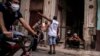 Residentes se reúnen en la acera, a la entrada de un edificio, en medio del calor intenso de estos días en La Habana. (AP/Ramon Espinosa)
