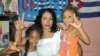 Aymara Nieto Muñoz junto a sus hijas.