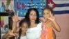 Aymara Nieto Muñoz junto a sus hijas.