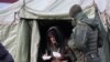 Migrantes ilegales reciben alimentos en la frontera entre Polonia y Bielorrusia. (AFP/Andrei Pokumeiko).