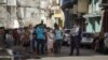 La policía controla la cola en una de las nuevas tiendas en dólares. (Adalberto ROQUE / AFP)