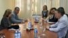 El gobernador de Colorado John Hickenlooper (izq.) durante un encuentro coon Josefina Vidal y otros miembros de la Cancillería cubana.