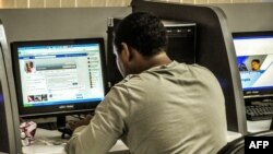 Un cubano navega por Internet. Foto Archivo