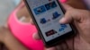 Un joven cubano se conecta a internet desde su teléfono. (YAMIL LAGE / AFP)