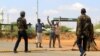 Oficiales de seguridad interrogan a civiles en la carretera donde los médicos fueron secuestrados. en Mandera Kenia.