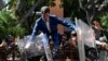 El presidente encargado de Venezuela, Juan Guaidó, trata de penetrar en el edificio de la Asamblea Nacional, en Caracas, el 5 de enero del 2020.